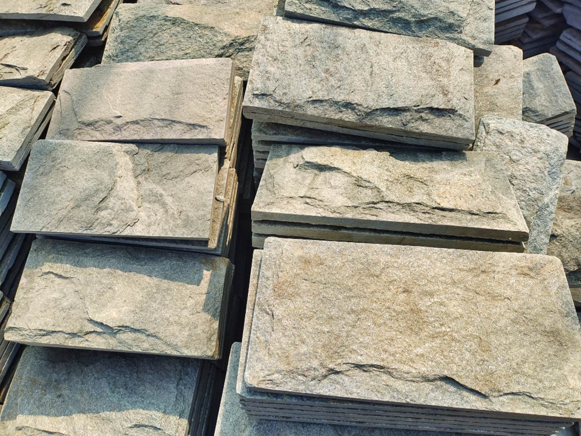 蘑菇石石材批發廠家與芝麻白廠家有何區別(圖2)